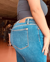 Load image into Gallery viewer, Judy Blue Vintage Babe Jeans

