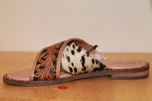 Load image into Gallery viewer, Cowhide &amp; Tooled Sandals
