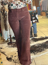 Load image into Gallery viewer, Wrangler Chestnut Corduroy Jeans
