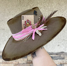 Load image into Gallery viewer, Ace of Spades Felt Hat

