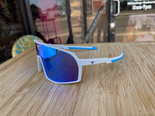 Load image into Gallery viewer, Roughhand &#39;Thunderstruck&#39; Sunglasses
