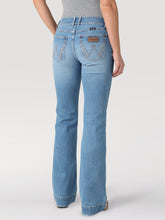 Load image into Gallery viewer, Wrangler Retro Women&#39;s Mid-rise Blue Denim Trousers

