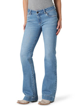 Load image into Gallery viewer, Wrangler Retro Women&#39;s Mid-rise Blue Denim Trousers

