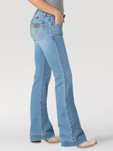Load image into Gallery viewer, Wrangler Retro Women&#39;s Mid-rise Blue Denim Trousers
