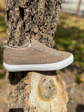 Load image into Gallery viewer, Womens Corky&#39;s Taupe Kicks
